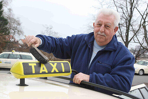 Fährt seit 43 Jahren Taxi in Nürnberg: Klaus Kadletz. Freundlichkeit ist für den 64-Jährigen ebenso selbstverständlich wie ein gepflegtes, sauberes Fahrzeug.
