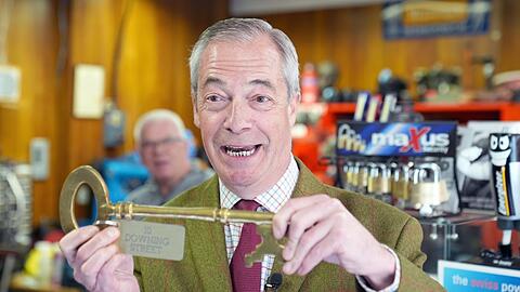 Der Brexit-Vorkämpfer und Chef der rechtspopulistischen Partei Reform UK, Nigel Farage, träumt bereits vom Schlüssel zum Regierungssitz 10 Downing Street. (Archivbild)