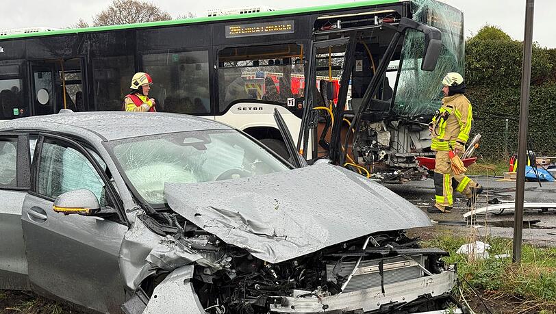 Der Bus und das Auto wurden bei dem Zusammenprall stark beschädigt. Der Bus und das Auto wurden bei dem Zusammenprall stark beschädigt.