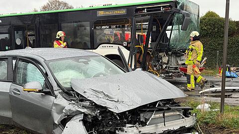 Der Bus und das Auto wurden bei dem Zusammenprall stark beschädigt.