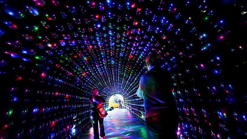 Besucher während eines Pressetermins in der Ausstellung „Luftballonwelten“.