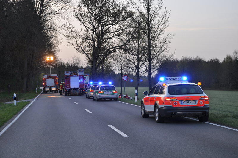 Bei Altötting ist ein Pkw-Fahrer von der Fahrbahn abgekommen und gegen einen Baum geprallt. Der Mann starb noch an der Unfallstelle. Die Bilder vom Horror-Unfall