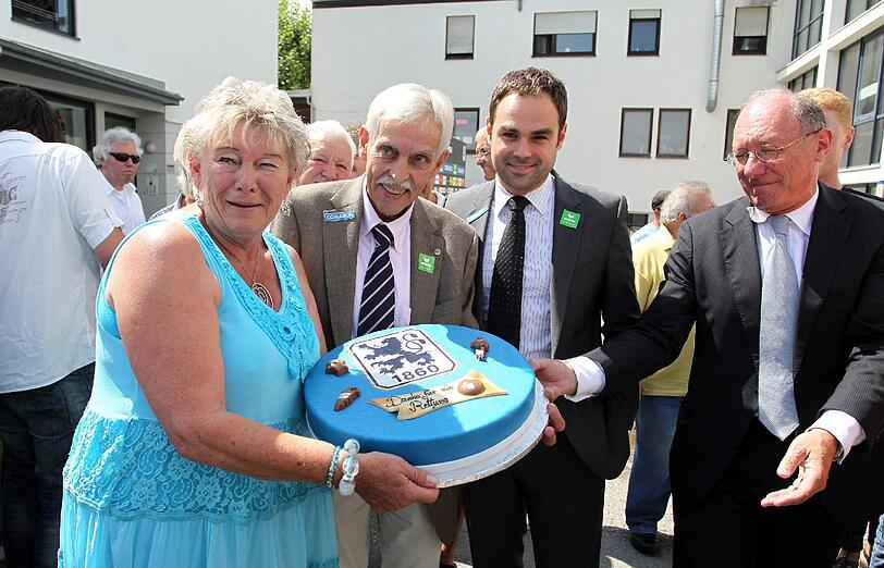 Eine Torte für den Retter: Christl vom Löwenstüberl überreicht 1860-Boss Dieter Schneider eine blaue Torte. Die schönsten Bilder des Rettungs-Tages zum Durchklicken!