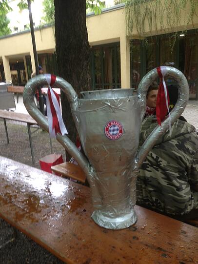 Samstag Morgen auf dem Nockherberg- Biergarten. Der Pokal ist schon mal da, doch die Stimmung ist noch ausbaufähig.