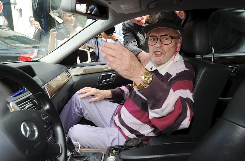 Helmut Berger sitzt am 2.7.2013 in einem Taxi. Weil er keine Einladung hatte...