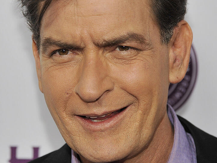 Skandalnudel Charlie Sheen hat mal wieder einen über den Durst getrunken