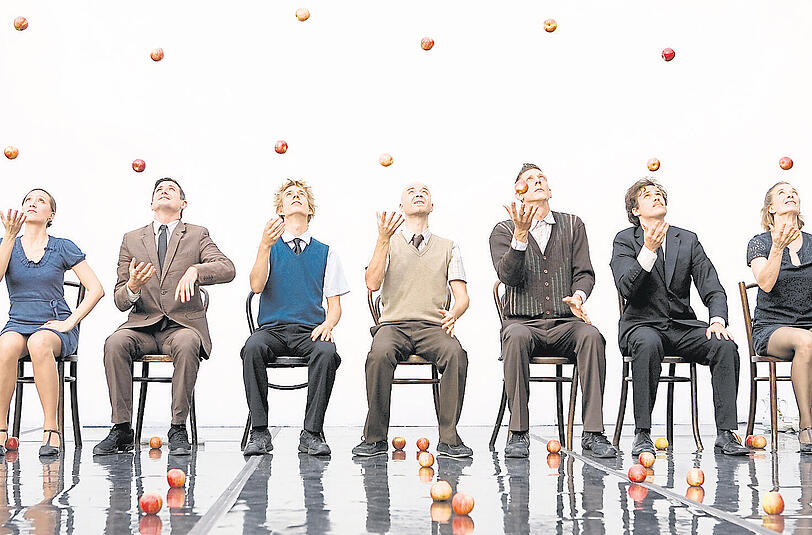Gandini Juggling mit ihrer Show &bdquo;Smashed&ldquo; auf der Bühne des Theaterzelts auf dem Tollwood.