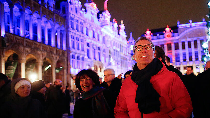 Zu gefährlich: Brüssels Bürgermeister Yvan Mayeur (r) hat die große Silvesterfeier für dieses Jahr abgesagt. Zu gefährlich: Brüssels Bürgermeister Yvan Mayeur (r) hat die große Silvesterfeier für dieses Jahr abgesagt.