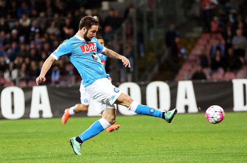 Platz 5: SSC Neapel - 48 Tore | Mit 30 Treffern gehört Gonzalo Higuain (Bild) zu den treffsichersten Stürmern Europas. Gemeinsam mit seinem Kollegen José Callejón (nicht im Bild; 6 Tore) und Lorenzo Insigne (nicht im Bild; 12 Tore) belegt der Neapel-Star Platz 5 im Tor-Trio-Ranking.