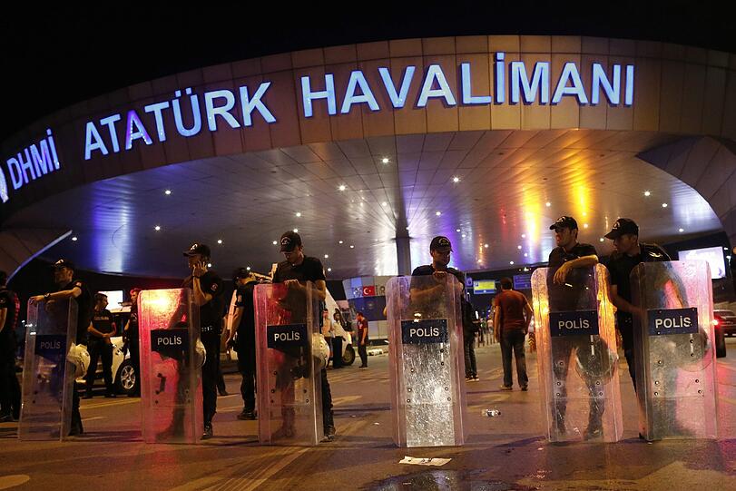 Bei dem Terroranschlag am Flughafen Atatürk in Istanbul haben sich zwei der Angreifer vor dem Ankunftsbereich des Internationalen Terminals in die Luft gesprengt, ein weiterer auf dem angrenzenden Parkplatz.