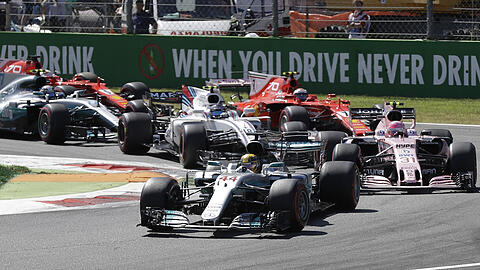 Der Brite Lewis Hamilton (vorn) vom Team Mercedes AMG Petronas Motorsport führt das Fahrerfeld vor dem Franzosen Estban Ocon vom Sahara Force India F1 Team an.