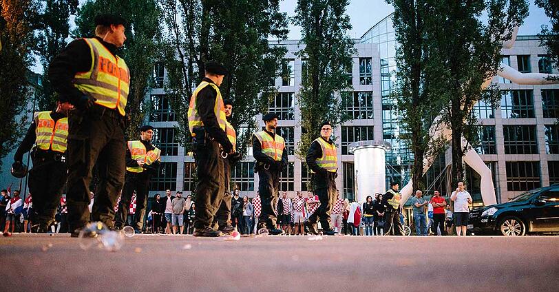 Die Polizei hatte die Fans stets im Blick.