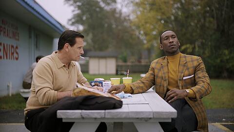 Der Proll und der Snob: Tony (Viggo Mortensen) will seiner Frau Briefe in die Bronx schicken und Dr. Don Shirley (Mahershala Ali) hilft ihm, romantisch zu sein und nicht nur über Hamburger zu schreiben. Immerhin ist das Drive-In-Lokal eines, in dass sie den schwarzen Jazz-Star lassen.