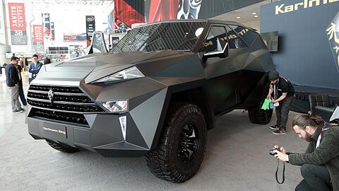Neben dem Monster-SUV wirken auch ausgewachsene Menschen ziemlich klein.