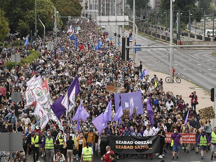 Demonstranten protestieren gegen die Entlassung des Chefredakteurs der ungarischen Nachrichtenwebsite Index.hu.