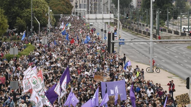 Demonstranten protestieren gegen die Entlassung des Chefredakteurs der ungarischen Nachrichtenwebsite Index.hu. Demonstranten protestieren gegen die Entlassung des Chefredakteurs der ungarischen Nachrichtenwebsite Index.hu.