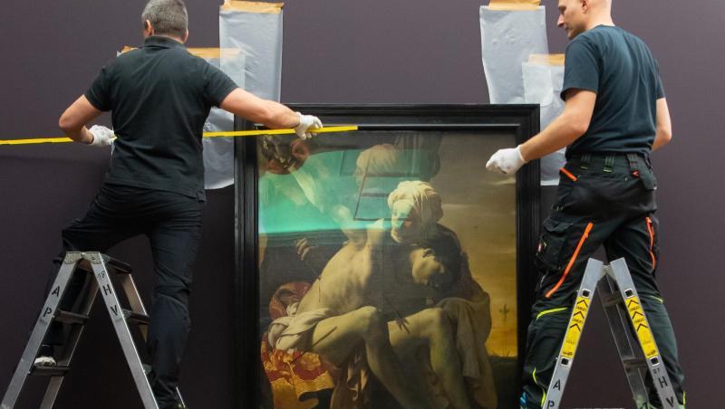 Museumsmitarbeiter hängen in der Alten Pinakothek das Bild "Der heilige Sebastian" von Hendrick ter Brugghen auf. Foto: Sven Hoppe/Archiv Museumsmitarbeiter hängen in der Alten Pinakothek das Bild "Der heilige Sebastian" von Hendrick ter Brugghen auf. Foto: Sven Hoppe/Archiv
