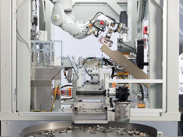 Apple hat inzwischen zwei Roboter-Linien zum iPhone-Recycling im Einsatz, die bis zu 2,4 Millionen Geräte pro Jahr zerlegen können.