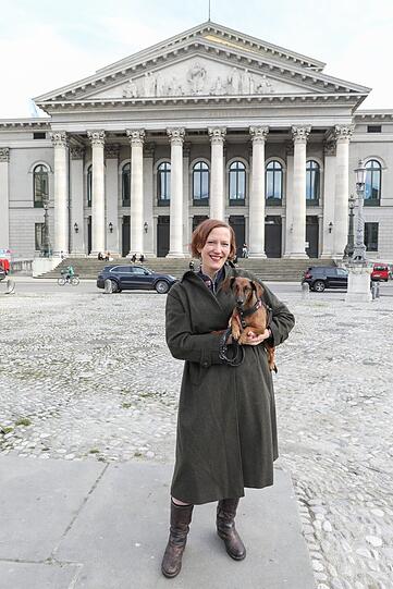 Susanne Grobholz arbeitet an der Staatsoper, manchmal nimmt sie ihre Dackel-Dame Gusti dorthin mit. Die hat sich über den Lockdown sogar gefreut, denn die Gassirunden sind länger geworden.