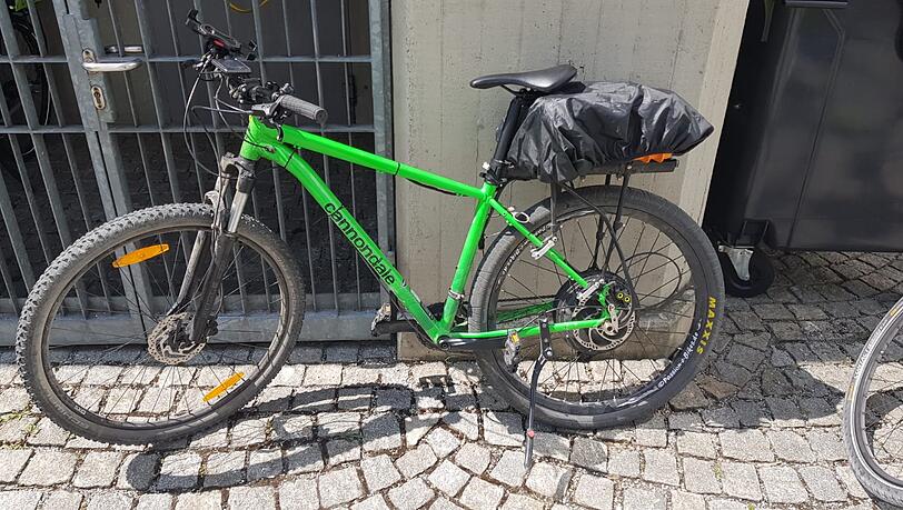 Von der Münchner Polizei aus dem Verkehr gezogen: Das manipulierte Pedelec des Radlers mit einem Akku auf dem Gepäckträger. Von der Münchner Polizei aus dem Verkehr gezogen: Das manipulierte Pedelec des Radlers mit einem Akku auf dem Gepäckträger.