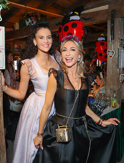 Strahlen in Käfers Wiesn-Schänke: Betty Taube und Kinga Mathe