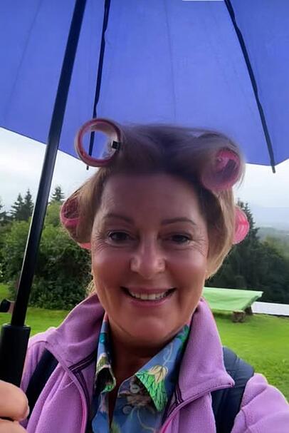 Karin Thaler lässt sich von dem Regen am Set nicht die Laune vermiesen. Karin Thaler lässt sich von dem Regen am Set nicht die Laune vermiesen.