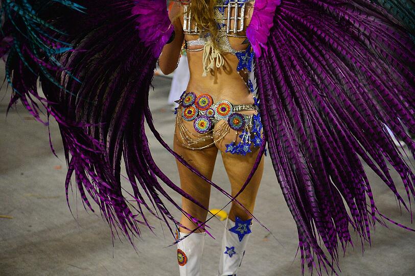 In Rio ging es in der Nacht zum Montag auf dem Straßenkarneval heiß her. Die brasilianischen Schönheiten zeigten zum Karneval-Höhepunkt viel nackte Haut und sexy Kurven.