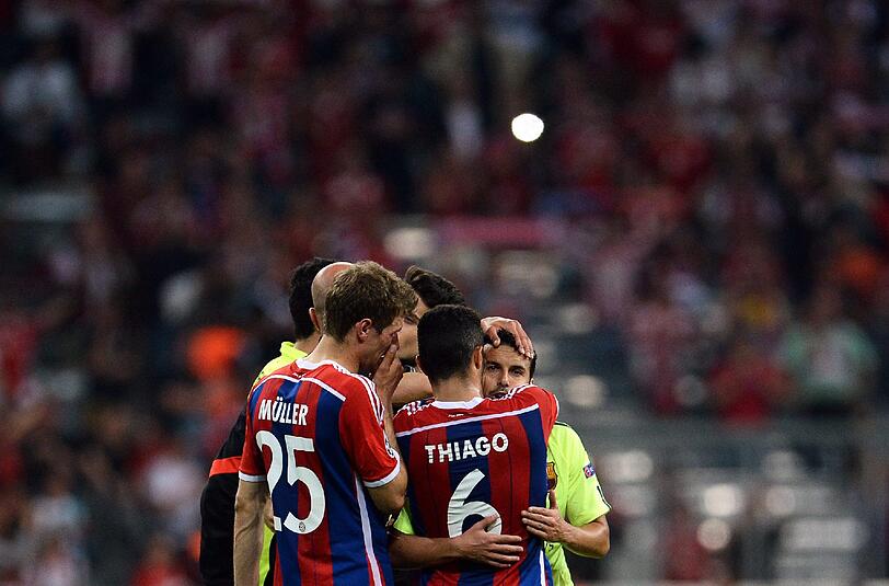 Schade, Bayern: Trotz des 3:2-Sieges gegen den FC Barcelona ist für Thiago, Müller und Co. in der Champions League Schluss.