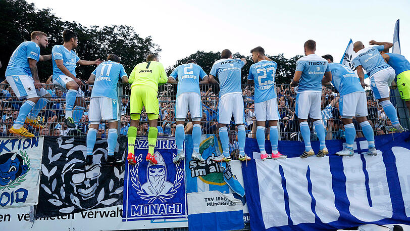 "Die Stimmung war einmalig." - Löwen-Fans und die Mannschaft feiern den Auftaktsieg in Memmingen.