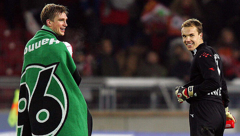 Per Mertesacker und Robert Enke (rechts) spielten bei Hannover 96 zusammen. Per Mertesacker und Robert Enke (rechts) spielten bei Hannover 96 zusammen.