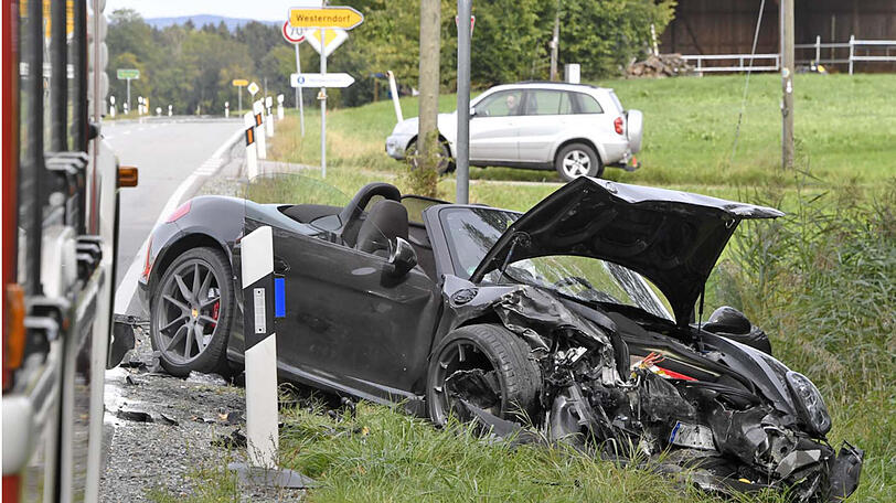 Der Porsche-Fahrer landete mit seinem Sportwagen im Graben.