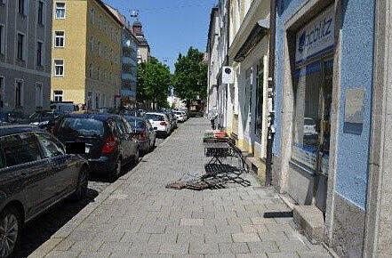 Zum Glück ist das Lokal &bdquo;Der Hollabusch&ldquo; in Neuhausen noch geschlossen, als der blaue Fiesta auf der Flucht vor der Polizei über den Gehsteig rast und die Sitz-gruppe über den Haufen fährt.