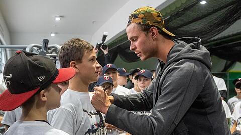 Gefragt beim Baseball-Nachwuchs: MLB-Profi Max Kepler.