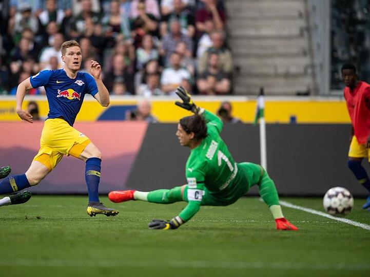 Marcel Halstenberg (l) erzielte beide Treffer für Leipzig in Gladbach.