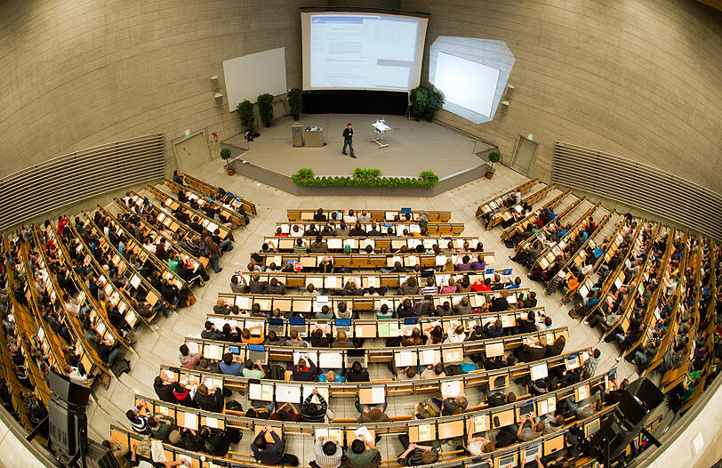 Irgendwann wird Lehre wieder so aussehen, an den Münchner Unis (hier die TU). Und auch nach Ende der Pandemie werden diejenigen, die noch keinen eigenen Lehrstuhl haben, nur mit einer befristeten Stelle vor die Studierenden treten.