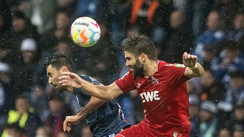 Bochums Gerrit Holtmann (l) im Kopfballduell mit dem Kölner Nikola Soldo.