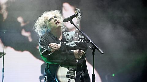 Der Sänger und Gitarrist Robert Smith beim konzert in der Olympiahalle.