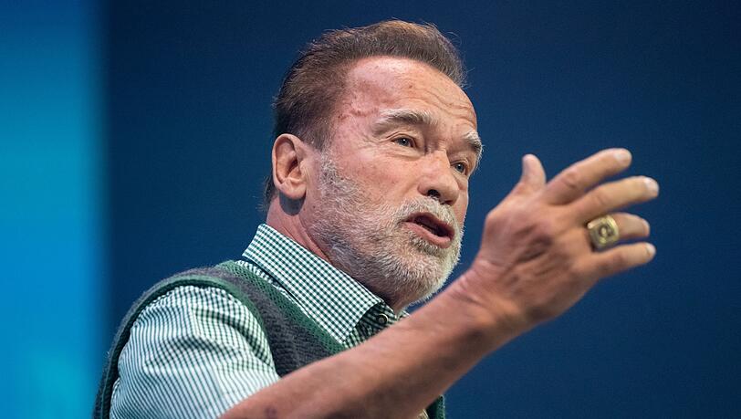 Arnold Schwarzenegger befindet sich aktuell am Münchner Flughafen und darf vorerst nicht weiterreisen. (Archivbild)
