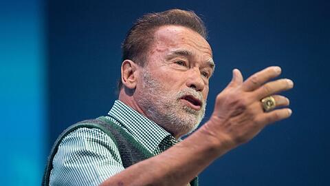 Arnold Schwarzenegger befindet sich aktuell am Münchner Flughafen und darf vorerst nicht weiterreisen. (Archivbild)