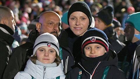 F&uuml;rstin Charl&egrave;ne mit den Zwillingen Jacques und Gabriella bei den Olympischen Winterspielen in Italien.
