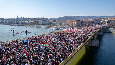 Eine gro&szlig;e Menschenmenge zog zur Kundgebung des amtierenden Ministerpr&auml;sidenten Viktor Orban.
