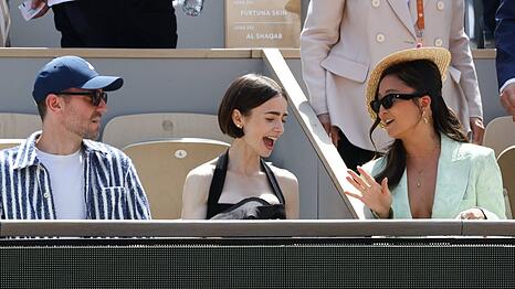 Lily Collins besuchte das Event mit Ehemann Charlie McDowell sowie Co-Star und Freundin Ashley Park.