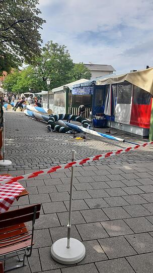Die gut erhaltenen Stücke des Maibaums werden zum Verkauf angeboten und die Einnahmen für einen wohltätigen Zweck gespendet. Die gut erhaltenen Stücke des Maibaums werden zum Verkauf angeboten und die Einnahmen für einen wohltätigen Zweck gespendet.