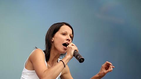 Singt im Möbelhaus Segmüller in Parsdorf : Christina Stürmer