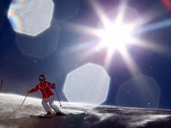 Skifahrer auf der Zugspitze bei Sonnenschein.