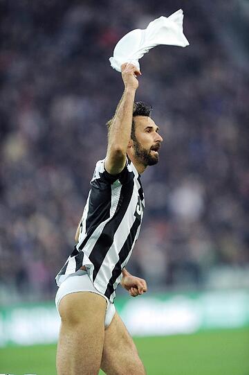 Was ist denn hier los? Juve-Star Mirko Vucinic feiert seine Tore gerne und zieht dabei die Hose aus. Beim Champions-League-Spiel gegen die Bayern will er dem Rekordmeister kein schönes Klima bereiten...