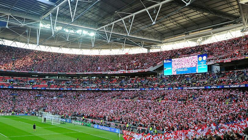 Bayern-Fans beim Finale der Champions League im Londoner Wembley-Stadion. Bayern-Fans beim Finale der Champions League im Londoner Wembley-Stadion.