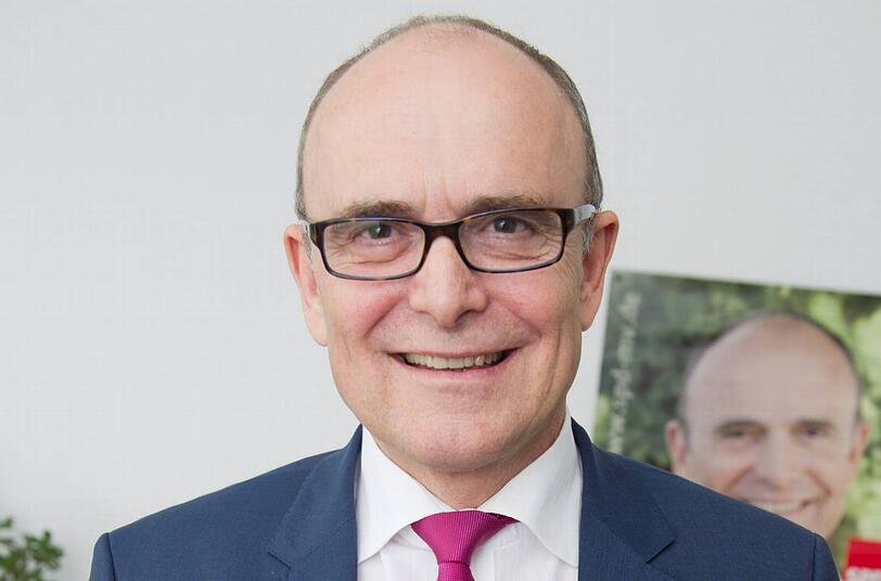 Das ist Erwin Sellering (SPD), Ministerpräsident von Mecklenburg-Vorpommern. Der 64-Jährige regiert schon seit 2008, immer zusammen mit der CDU als Juniorpartner. Der gelernte Richter ist ein West-Import aus NRW.