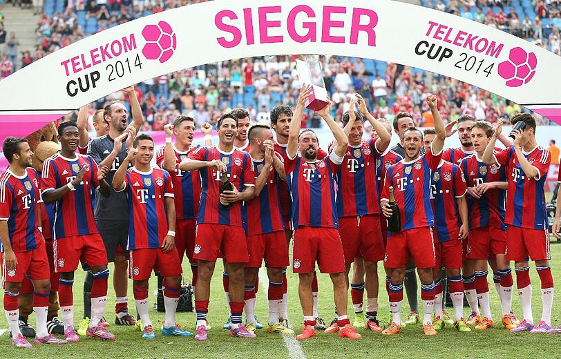 Da ist das Ding - die Bayern verteidigen den Titel beim Telekom Cup.