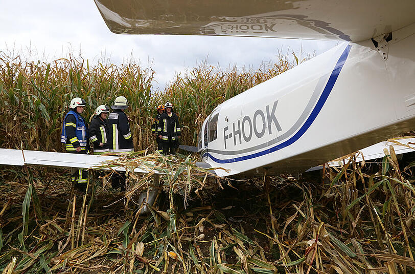 Ein einmotoriges Sportflugzeug landete nahe dem Flugplatz Mößling in einem Maisfeld: die Bilder von der Unfallstelle.